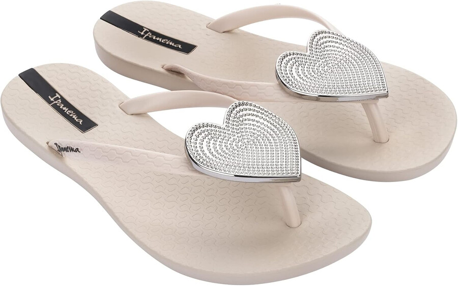 ipanema damen-flip-flop „wave heart – bequeme und stylische sommersandale mit metallischer herzverzierung anatomischem fußbett und rutschfester sohle beige und silber größe 5 flip-flops