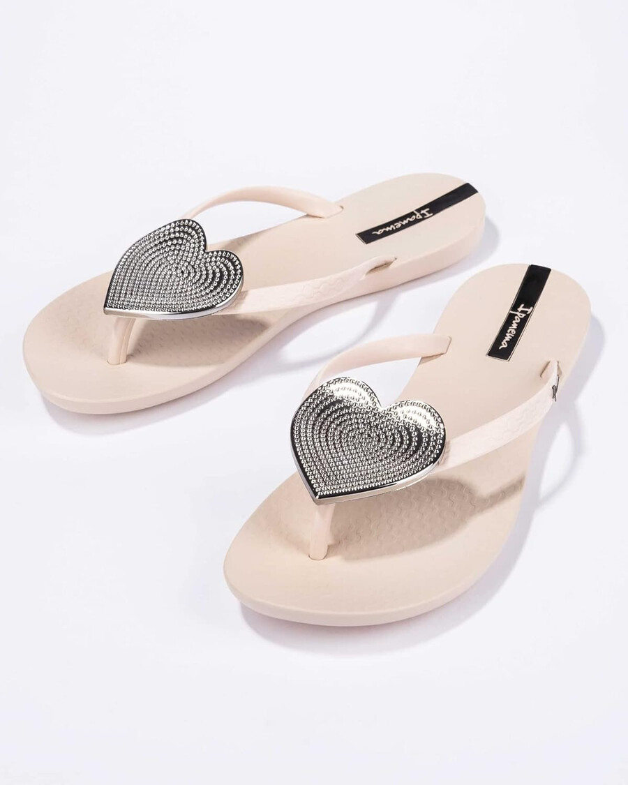 ipanema damen-flip-flop „wave heart – bequeme und stylische sommersandale mit metallischer herzverzierung anatomischem fußbett und rutschfester sohle beige und silber größe 5 flip-flops