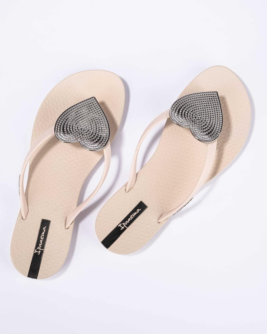 ipanema damen-flip-flop „wave heart – bequeme und stylische sommersandale mit metallischer herzverzierung anatomischem fußbett und rutschfester sohle beige und silber größe 5 flip-flops
